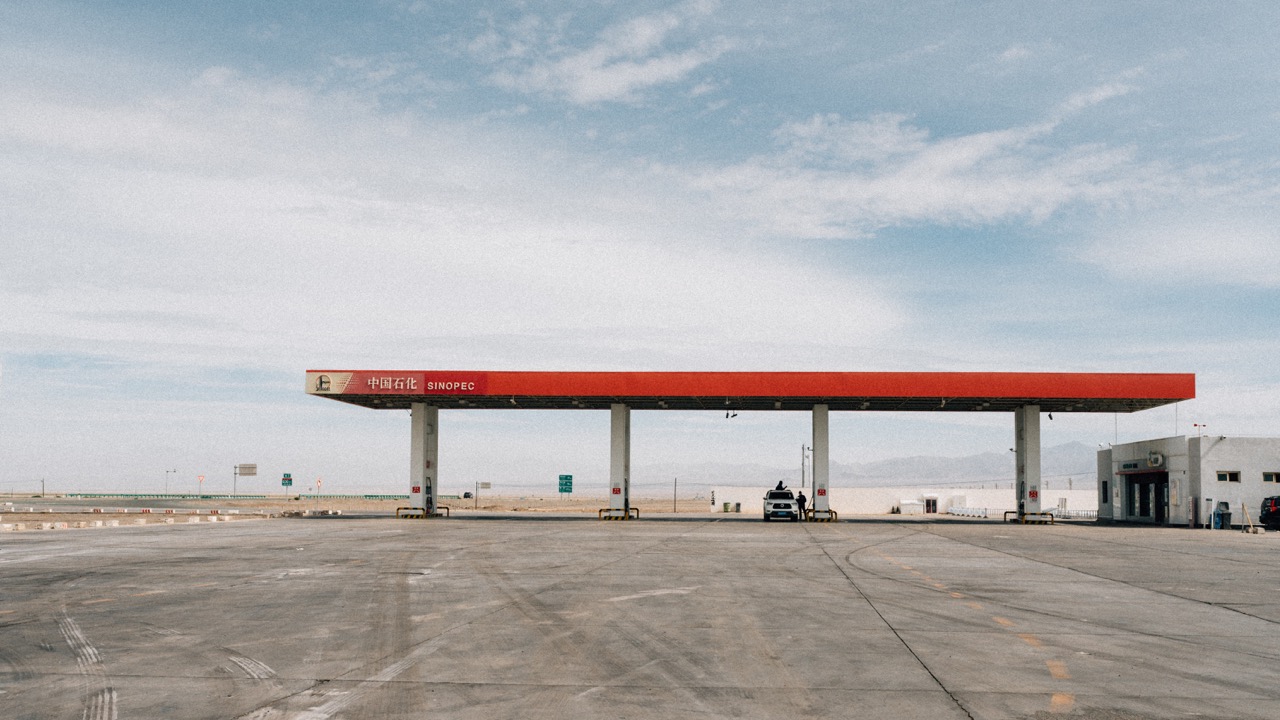 西北大环线上的加油站